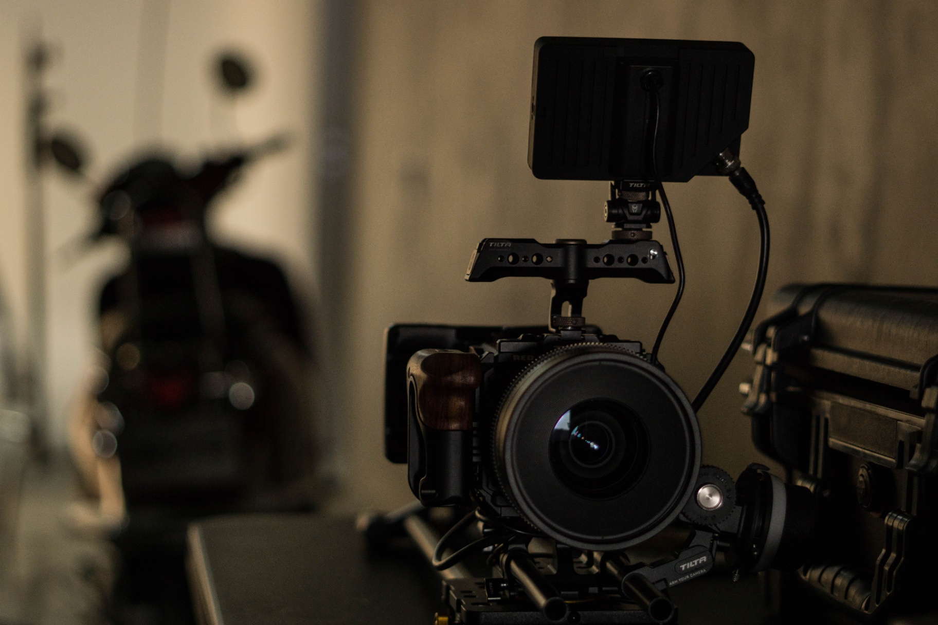 Cámara cinematográfica montada con monitor y jaula